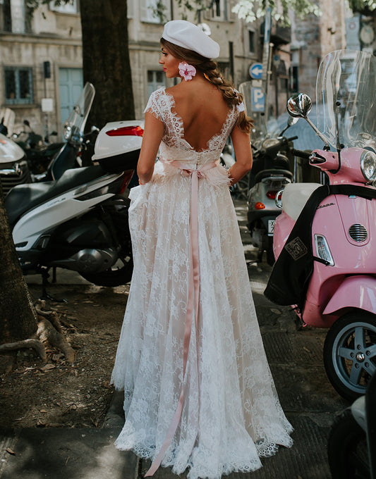 Robe de mariée en dentelle à manches courtes avec boutons et dos nu