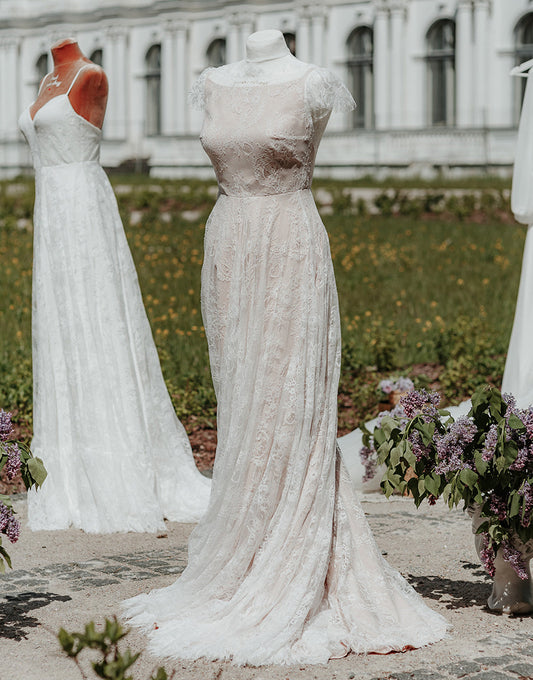 Robe de mariée en dentelle à manches courtes avec boutons et dos nu