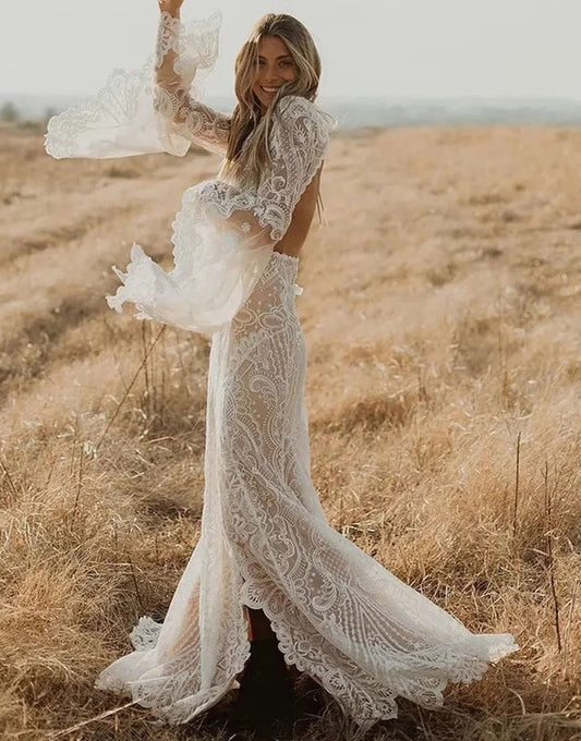 Robe de mariée sirène en dentelle avec manches longues évasées et dos nu