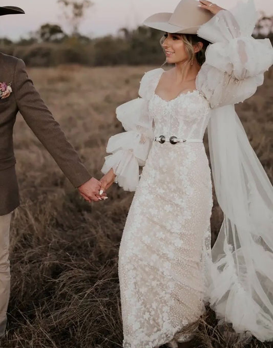 Robe de Mariée à Manches Bouffantes Multi-Étages avec Appliqués Perles et Décolleté en Cœur avec Lacet