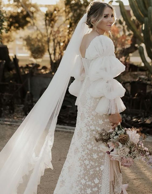 Robe de Mariée à Manches Bouffantes Multi-Étages avec Appliqués Perles et Décolleté en Cœur avec Lacet