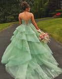 Robe de bal longue en tulle vert sauge à fines bretelles et à volants avec appliques