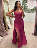 Robe de bal longue sirène fuchsia à fines bretelles avec appliques