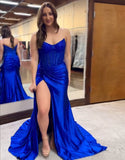 Robe de bal longue en satin bleu royal à décolleté en cœur et sirène