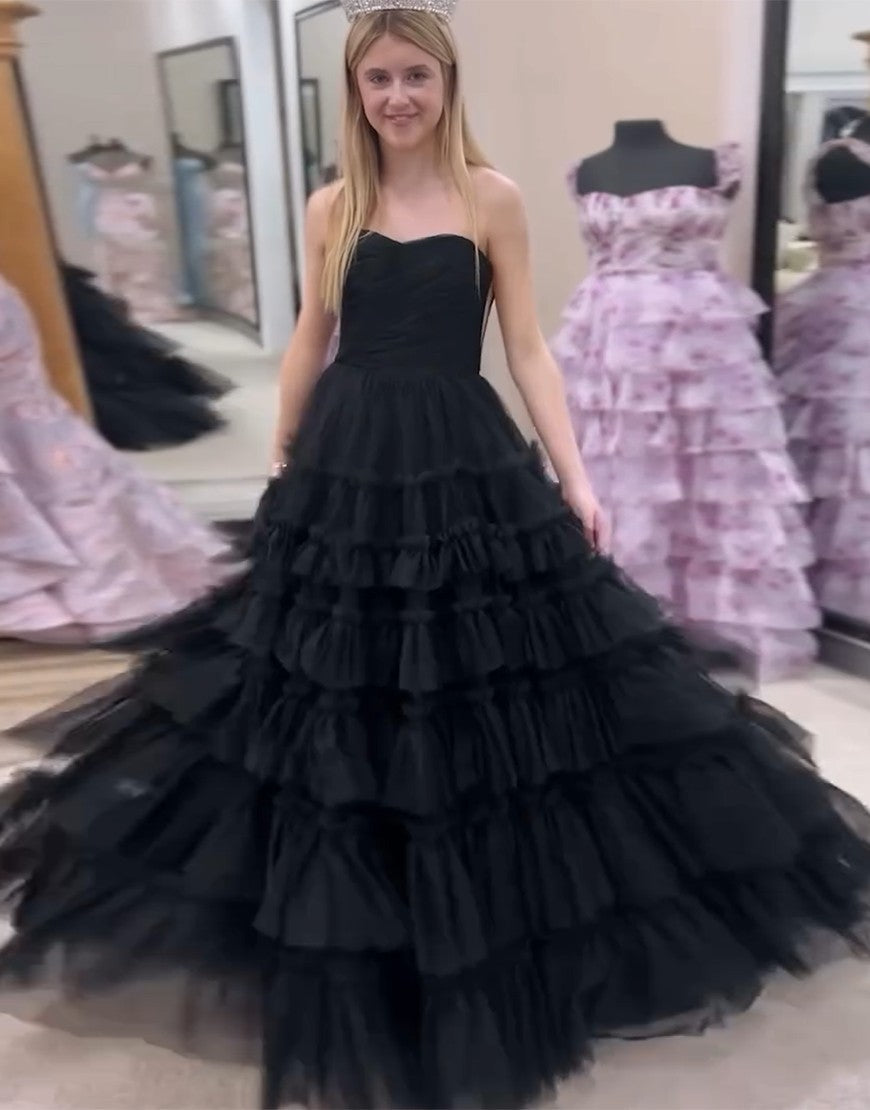 Robe de bal trapèze noire en tulle à volants et décolleté en cœur avec longueur au sol