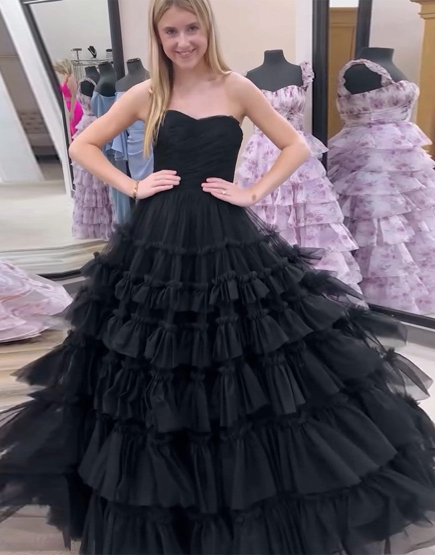 Robe de bal trapèze noire en tulle à volants et décolleté en cœur avec longueur au sol