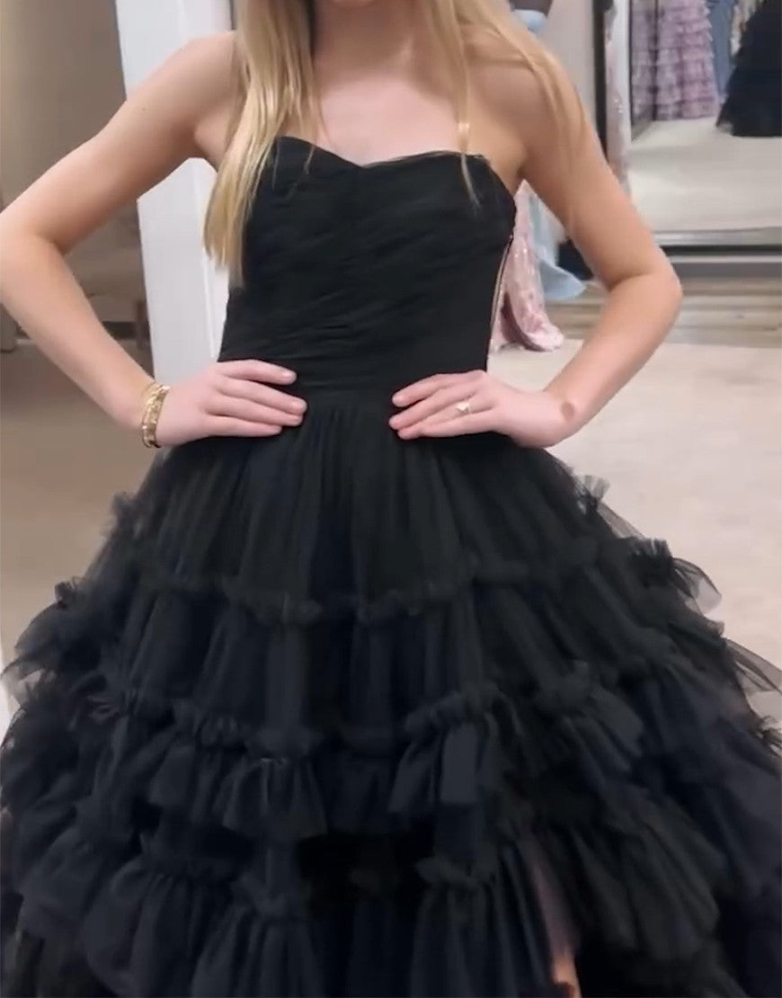 Robe de bal trapèze noire en tulle à volants et décolleté en cœur avec longueur au sol