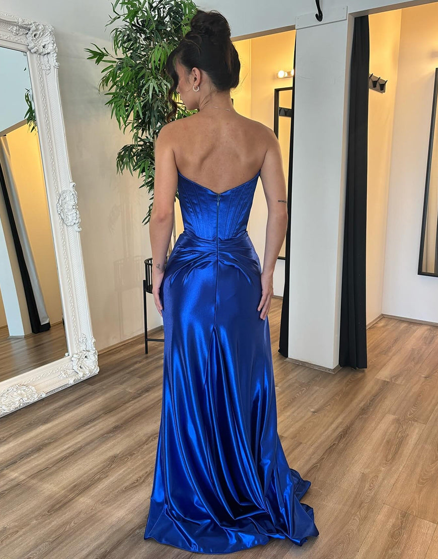 Robe de bal longue en satin bleu royal sans bretelles avec fente