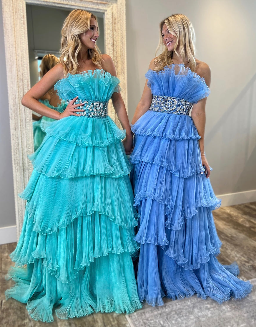 Robe de bal longue en tulle bleu à volants et sans bretelles